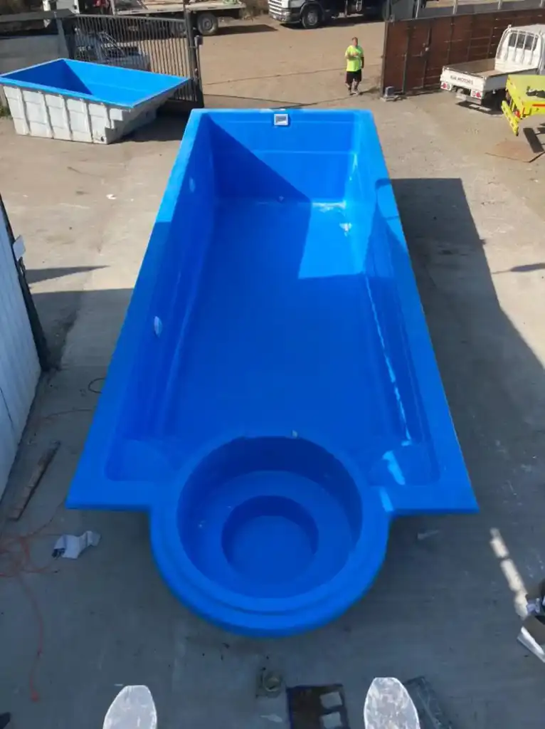 Piscina Rectangular con Jacuzzi 10,00x3,40mts Prof 1,10-1,80mts